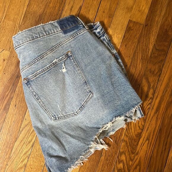 Abercrombie mom short  distressed cut offs - Picture 5 of 5